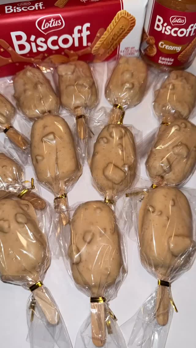 Biscoff lovers… this one’s for YOU 🤎✨
Creamy cookie butter flavor wrapped in a smooth chocolate shell and served on a stick for the perfect handheld treat!
Perfect for parties, dessert tables, gifting, or when you just need something sweet 😋
Fully customizable for colors, themes, and events!
DM to order 🤍
.
.
.
.
#biscoffdesserts #cakesicles #customdesserts #detroitbaker dessertlover