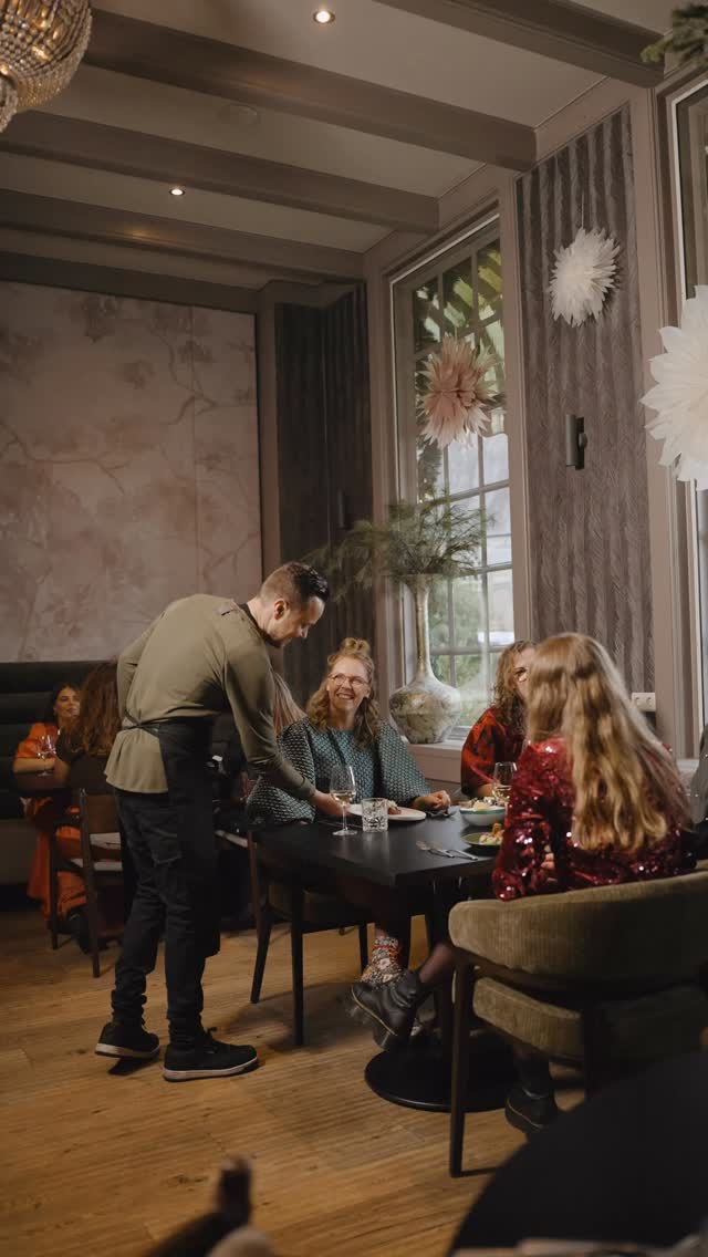 Bijna weekend.
Dus. Jas aan. Telefoon pakken. Tafel reserveren. Wij doen de rest 🍷🔥