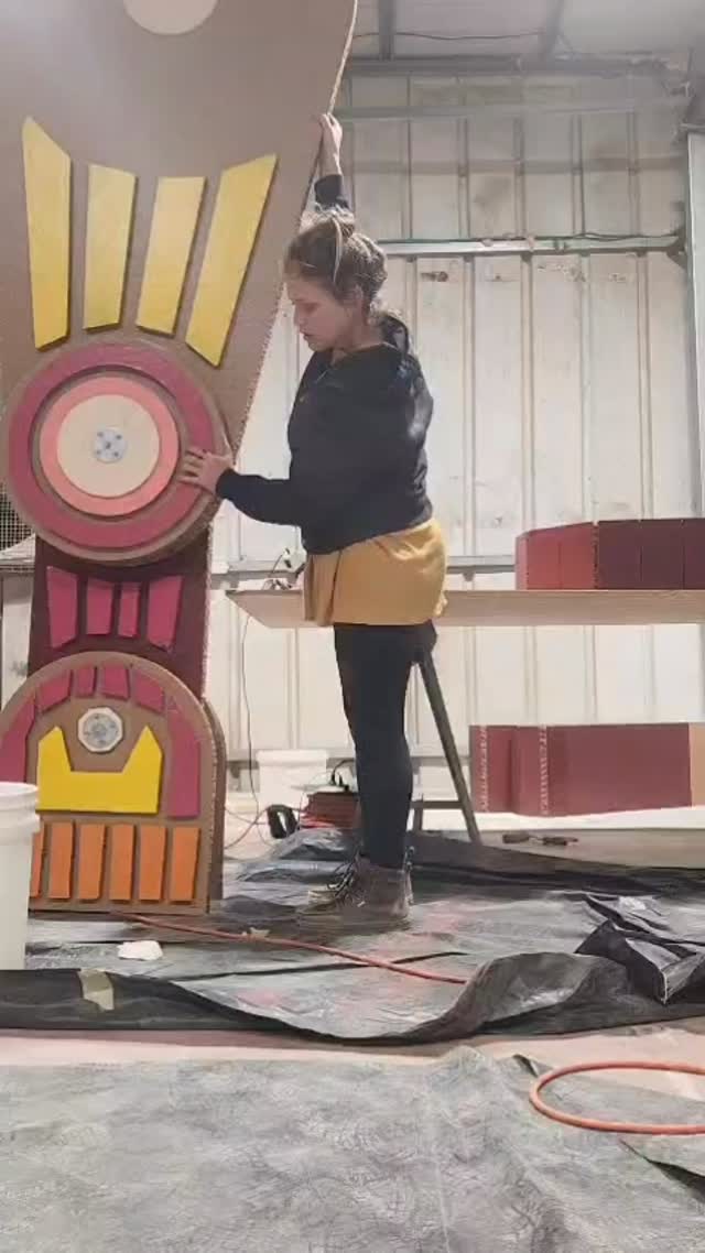 לולה מחפשת אמנים ליצירה מטורפת בירושלים בפורים.
בפורים הקרוב אנחנו יוצאים לעדלאידע של ירושלים עם מיצג ענק ומיוחד –
סוס טרויאני בגובה 5 מטר מקרטון, עם מנגנונים זזים והפתעות בפנים… משהו שלא רואים כל יום 😍
אבל הסיפור שלנו הוא לא על מלחמה – אלא על אהבה❤️
בחלום שלנו, בתוך הסוס ומסביבו יצעדו לוחמי אהבה שבאים לכבוש את העיר בלבבות 😍
אנחנו בעצם **מחפשים לוחמי אהבה בהתנדבות**, משהו כמו 15-10 אנשים, שירצו להצטרף אלינו לחוויה חד־פעמית, צבעונית ומרגשת, ולהיות חלק מקבוצה יוצרת ומשמחת.
(מתאים לכל הגילאים)
📅 מתי? 4.3
📍 איפה? ירושלים (פרטים מדויקים יישלחו למצטרפים)
🕘 שעה? 8:00 בבוקר🫣
👕 מה צריך? לבוא לבושים בשחור – אנחנו כבר נדאג למגן ולחץ־לב 🏹❤️
(תוכלו לקחת את תחפושת שלכם בתיק להמשך היום)
❤️מי שבעיניין, תכתבו לנו בוואטסאפ 054-2008036
ונסגור את כל הפרטים🙏
יאללה, ,יהיה שמח! מי בא לכבוש איתנו לבבות בירושלים? 🎭💫🦄❤️