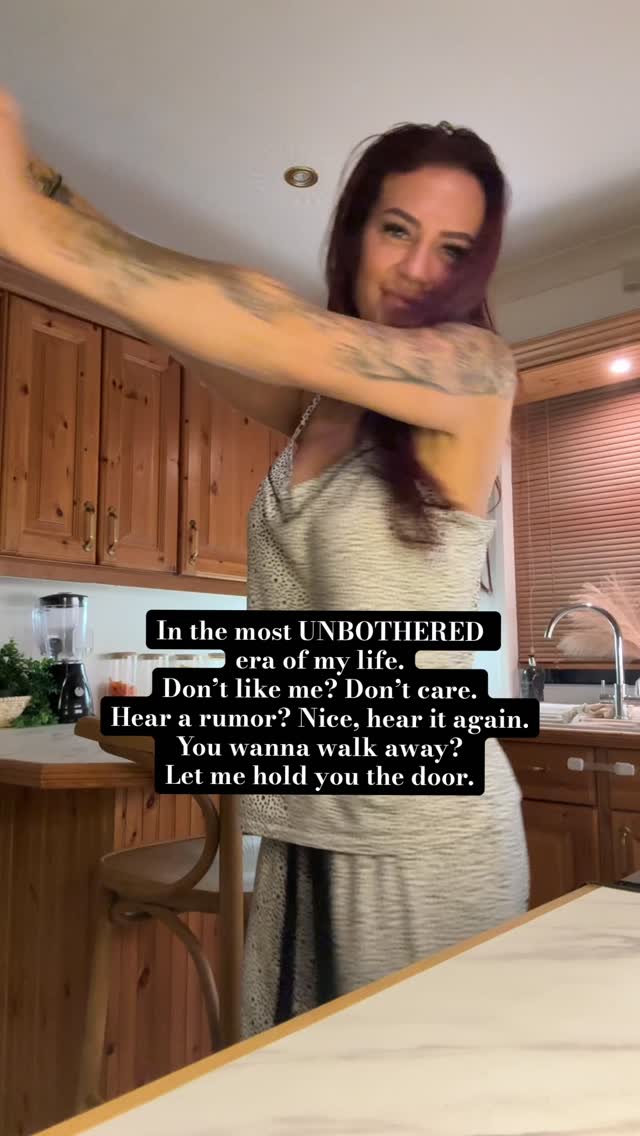 I used to shrink myself to make other people comfortable.
Not anymore.
If you don’t like me, that’s fine.
If you talk about me, cool — at least I’m interesting.
If you want to leave? The door’s right there.
I’m in my unbothered era… and it looks good on me. ✨
#motherhoodthroughinstagram #onlinefitnesscoach #fyp #viral #fitnessjourney