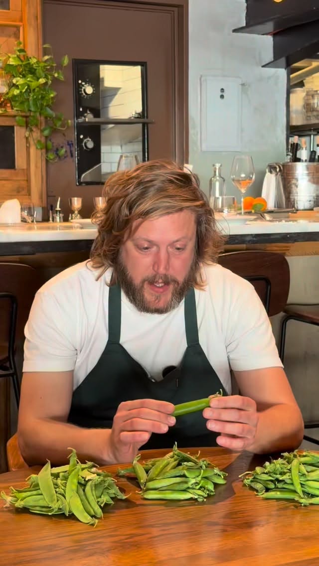 ענר ואפונים.
אחד הירקות שאנחנו אוהבים להגיש בתריסר, הפעם בחרנו להגיש אותו עם תותים ורוטב בר בלאן עם קליפת ברגמוט מותססת.