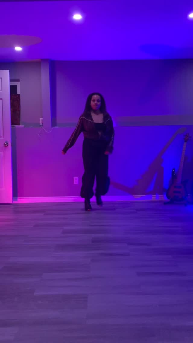 ❤️🔥Don’t Kill the Party❤️🔥
Choreo from my recent pop-up class
Join me this Thursday in Cambridge (February 26) for my intro level class, Break It Down: Heels Dance
Shout out to @mabelmay.clothing for completing the fit (sweater)