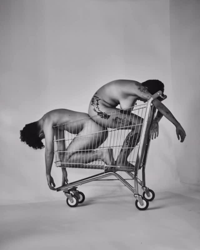 Sob curadoria de Rafael Tenius, “Corpos Febris” parte da coleção de Tato DiLascio para investigar as novas articulações entre erotismo, imagem e poder. A exposição analisa como desejo e consumo se entrelaçam em um regime visual mediado por algoritmos, no qual o corpo opera simultaneamente como representação e campo de disputa.
Exposição “Corpos Febris: um olhar erótico sobre a coleção de Tato DiLascio”
Período expositivo: 07.02 - 28.03
Quarta a sábado, das 13h às 18h
Galeria Tato: Rua Barra Funda, 893, São Paulo - SP