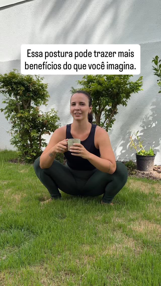 Postura de cócoras (Malasana no Yoga).
Mais do que “ficar em uma postura”, o Yoga nos convida a habitar o corpo com atenção.
Essa postura pode trazer benefícios quando praticada com boa orientação e respeito aos limites individuais.
⚠️ Respeite seus limites: Se os calcanhares não tocam o chão, se sentir desconforto nos tornozelos, quadril ou em qualquer região do corpo, não force. A orientação correta é essencial para garantir que a prática seja segura, consciente e adequada para você.
Presença consciente (além dos benefícios físicos): Aproveite para realizar respirações profundas, observando o que acontece internamente, favorecendo um momento de pausa e conexão com o presente.
Quer aprender a construir essa postura com segurança, respeito à sua individualidade e presença?
Vem fazer uma aula experimental de Yoga aqui na Clínica Lorem: construa sua prática com segurança e respeito aos seus limites.
📲(47) 99193.1511
📍Rua José Eugênio Muller, 1079 - Itajaí