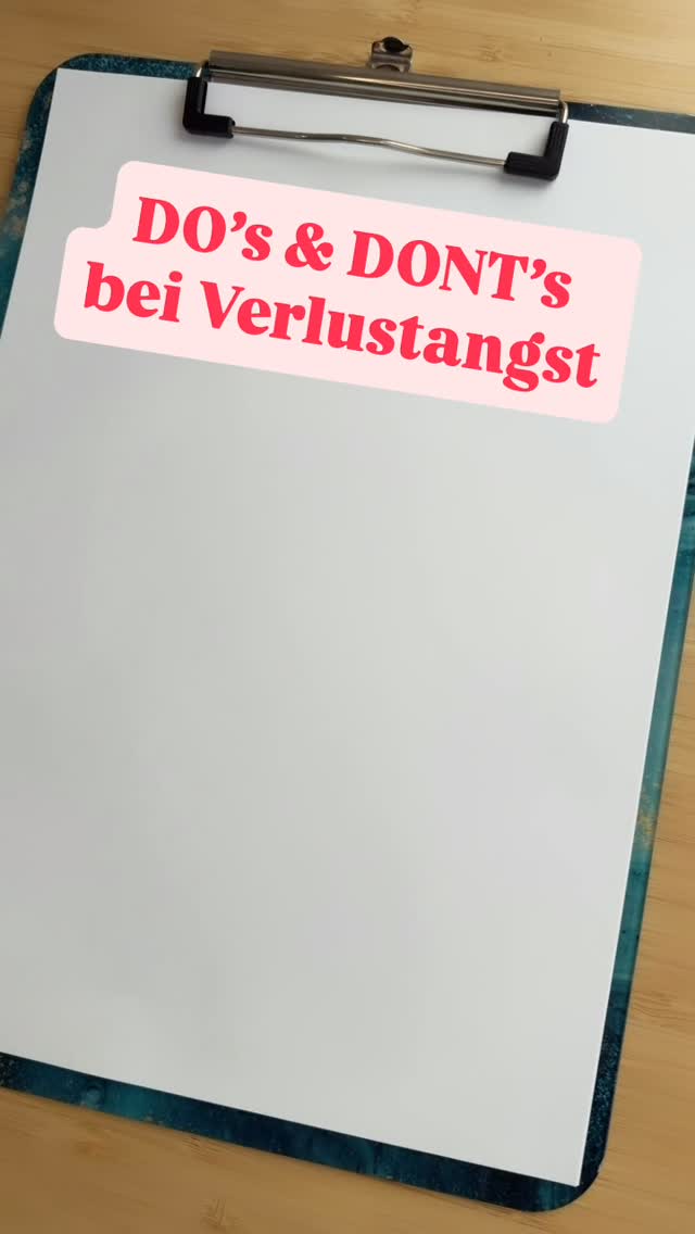Was machst du, wenn dein System Alarm schlägt?
Verlustangst zeigt sich überall dort, wo dir etwas wichtig ist.
Das Bindungssystem wird aktiviert.
Das führt oft zu:
- Überanpassung
- Kontrollverhalten
- Grübeln
- Überreaktion
Das Problem ist nicht die Situation. Dein System versucht Sicherheit herzustellen.
Aber Sicherheit entsteht nicht durch z.B Kontrolle. Sondern durch innere Stabilisierung.
Regulation ist lernbar. Selbstwert ist entwickelbar.
Was fühlt sich bedroht an, die Beziehung, die Situation oder dein Selbstwert?
Wenn du merkst, dass dich diese Muster immer wieder einholen und du echte innere Sicherheit aufbauen willst, dann melde dich gerne.
Im Klärungsgespräch schauen wir, wo dein Selbstwert aktuell steht und ob STEADY WITHIN der richtige nächste Schritt für dich ist 🤗✨
🔗 in der Bio.
#selbstwert #selbstliebe #innereskind #psychologie