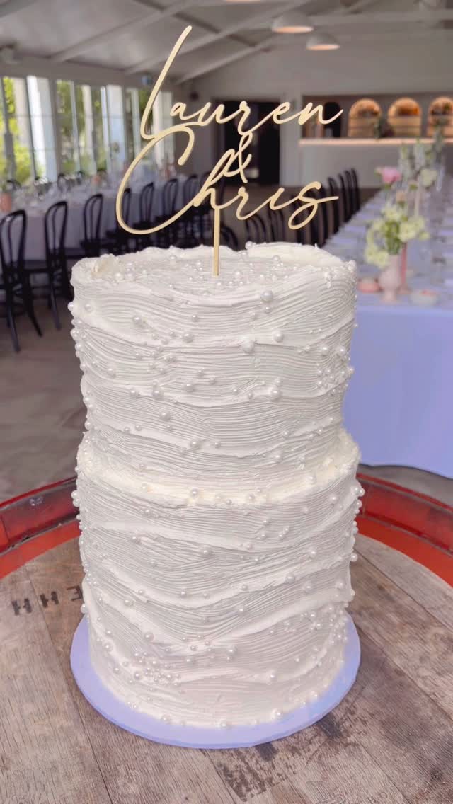 Soft waves, timeless white, and flavours to match ๐ค
Flavours: Vanilla & lemon curd + red velvet & cream cheese ๐
#southcoastweddings #WeddingCakeInspo #ravensthorpeweddings #SouthCoastBaker #amberblossomcakes