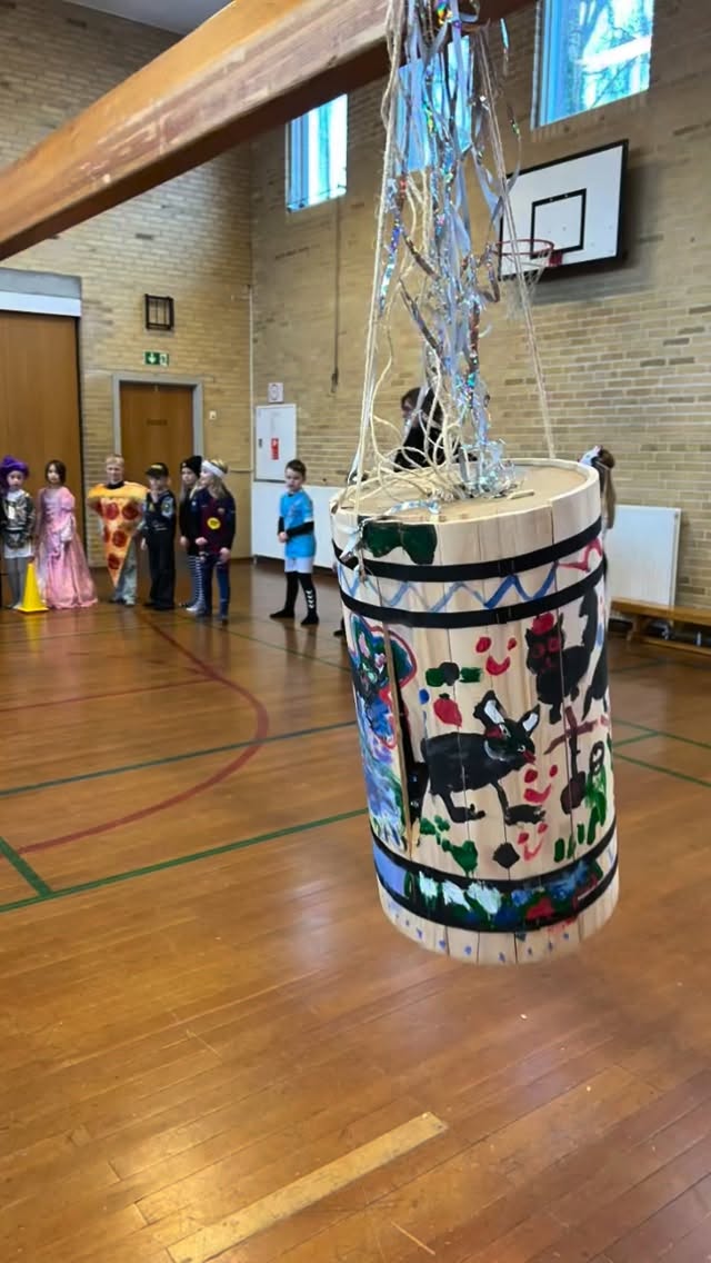 ÉN PIZZA OG RIGTIG MANGE PIKACHU’ER + en masse flotte prinsesser, katte, fodboldspillere og betjente. Og MANGE andre flotte udklædninger 😍
Vi havde dem alle samlet i gymnastiksalen i dag, hvor det var blevet de yngste elevers tur til at slå katten af tønden til fastelavn for 0. og 1. klasse 🐈⬛
Vi havde en FEST 🥳
Og vi spiste både slik fra tønden og fastelavnsboller med glasur, da vi kom tilbage i Det Grønne Hus 😋
TAK til forældrene, der havde bagt - og TAK til eleverne, som havde gjort så meget ud af udklædningerne 🤩
Det gør vi altså igen til næste år!
Ikk’?! 😃❤️
#Fastelavn #Udklædning #Fællesskab HerningFriskole #EtGodtStedAtLæreVæreOgVokse