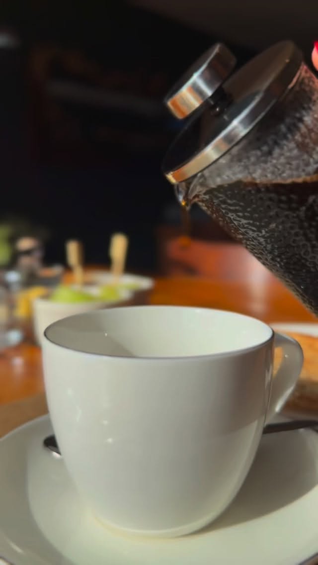 Un vistazo a nuestros desayunos, preparados cada mañana con dedicación y atención a cada detalle. En Hotel Nómades, el desayuno es una extensión de la experiencia de habitar la Patagonia, donde los aromas cálidos, la presentación cuidada y la calidad se integran con la calma del entorno.
Respetando el ritmo natural de cada huésped, este momento invita a comenzar el día en equilibrio, con sencillez y autenticidad. Entre la quietud del sur y el carácter de nuestra tierra, cada desayuno refleja nuestra forma de entender la hospitalidad: discreta, consciente y profundamente conectada con el lugar.
#patagonia #turismo #surdechile