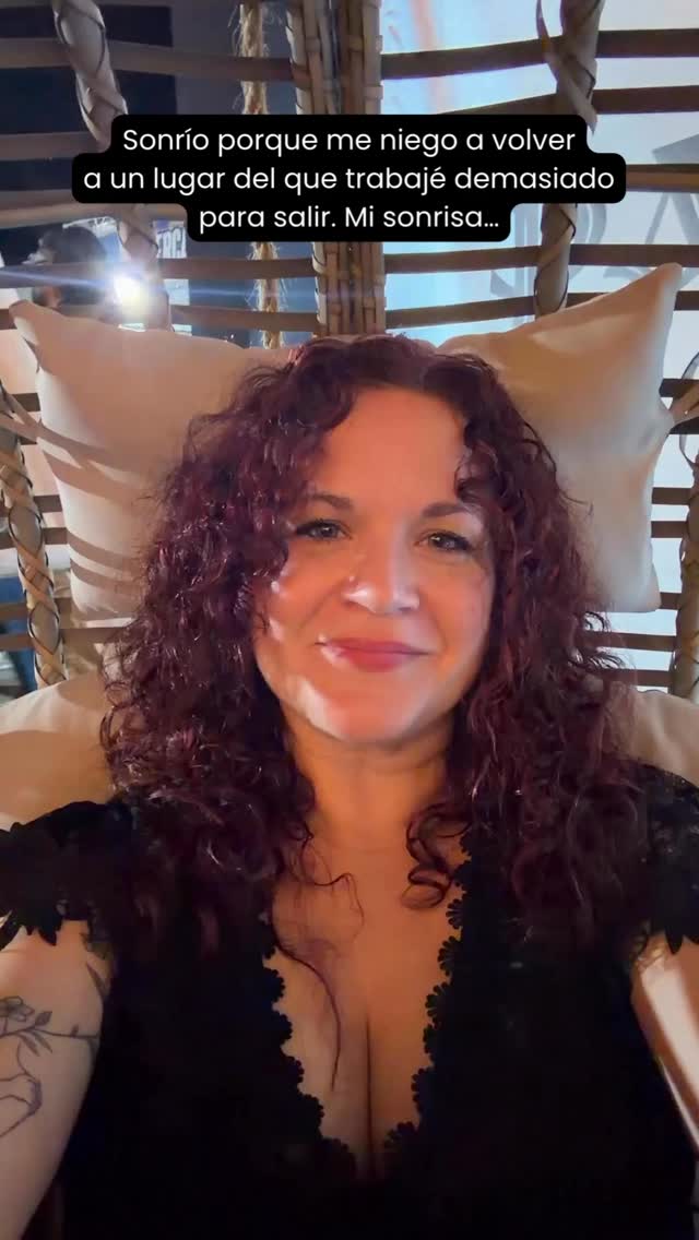 No conocemos la historia que vive detrás de cada sonrisa.
Algunas son el resultado de terapia.
De límites.
De decisiones difíciles.
De soltar.
De aprender a no volver atrás.
De reconstruirse.
La resiliencia no es aguantar.
Es decidir con intención.
Eso es lo que trabajo con mujeres y organizaciones: construir seguridad emocional, claridad y paz sostenible.
Si estás lista para no volver atrás,
estoy aquí.
Ven y acompáñanos en nuestra cena para mujeres: Que nada apague tu luz. Donde tendremos una sesión de risas con intención.
Más información en mi perfil, en el Link in bio y también aquí: https://tr.ee/NUemo6Ey7Z
¡Te espero!
💛 Jennifer Gómez Vázquez
Fundadora de Hope & Future Consulting