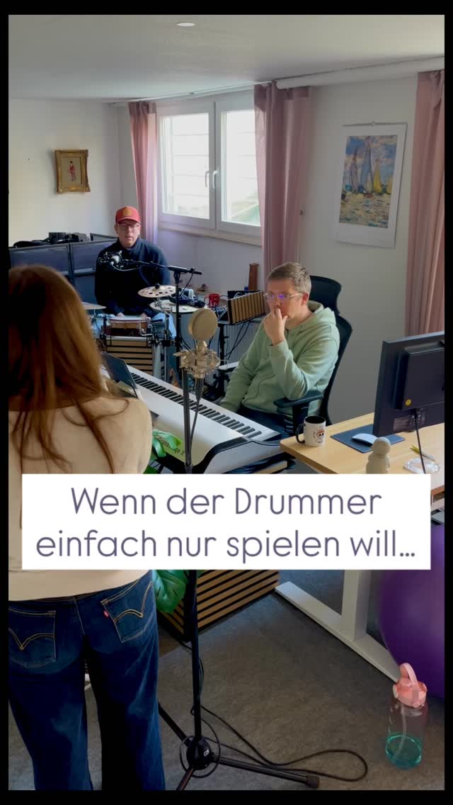 Musiker-Probleme, die man auf der Bühne nicht sieht. 😂
Manchmal diskutieren Daniel und ich bei der Probe noch über Songstruktur:
A-Teil, B-Teil, Wiederholung oder doch direkt in den Refrain?
Und Fabi sitzt daneben und denkt sich wahrscheinlich nur:
„Bumm. Tschak. Bumm. Tschak.“
Zwischendurch ist dann selbst die Verwirrung verwirrt. 😜😅
Was auf der Probe noch nach Fragezeichen aussieht, klingt auf der Bühne dann ziemlich klar.
Genau das liebe ich an unserem Trio: Wir feilen, wir diskutieren – und am Ende greift alles ineinander.
Mit Daniel und Fabi bilde ich das Rebecca Sammet Trio – mit Herz und Groove! 🎶🫶
#Bandprobe #musikersprache #Livemusik #BehindTheScenes #Trio