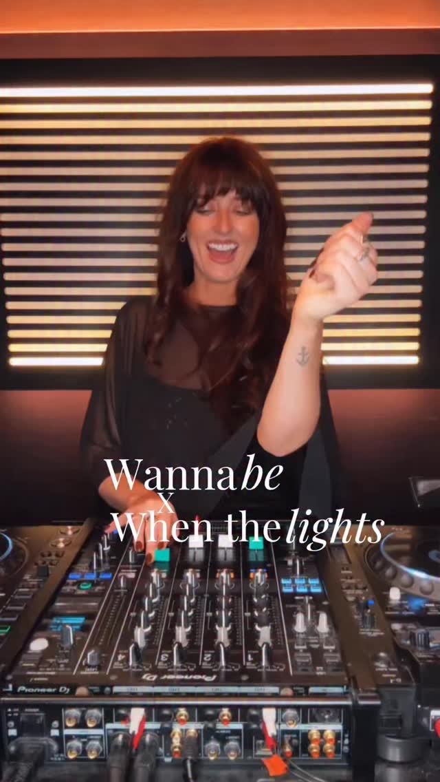 A little 90s Mash-up ✨ Full 90s mix is on my soundcloud if ya fancy gettin’ down x