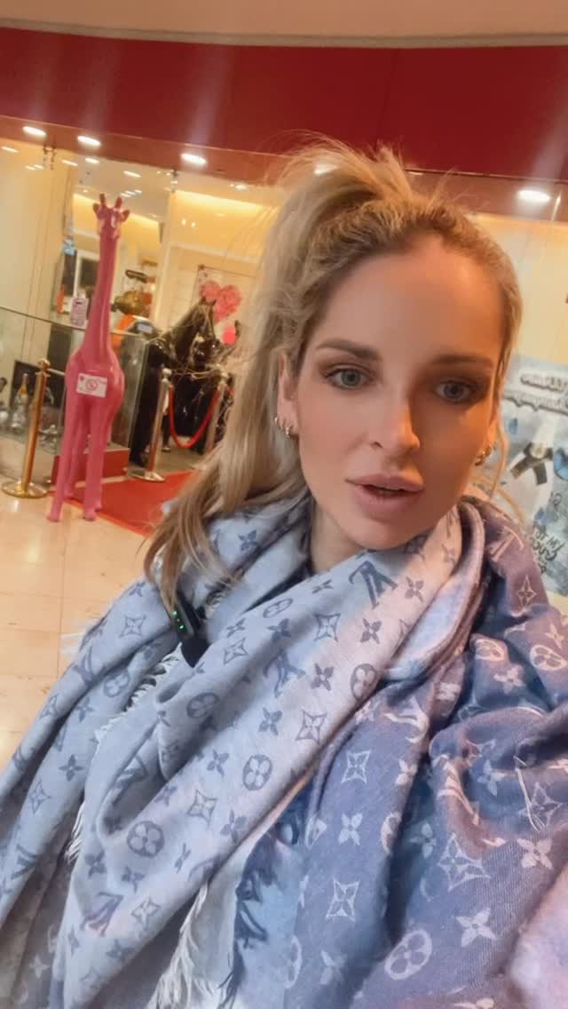 Ich bin Künstlerin mit zwei eigenen Galerien:
📍 Düsseldorf – Königsallee
📍 Hamburg – Hanserviertel
Meine Kunst entsteht frei – und auf Wunsch auch ganz individuell für euch. Ob für private Räume, Unternehmen oder besondere Herzensprojekte: Jedes Werk ist ein Unikat.
Schreibt mir gern für individuelle Anfragen oder besucht mich in meinen Galerien.
Ich freue mich auf euch. 🤍🎨