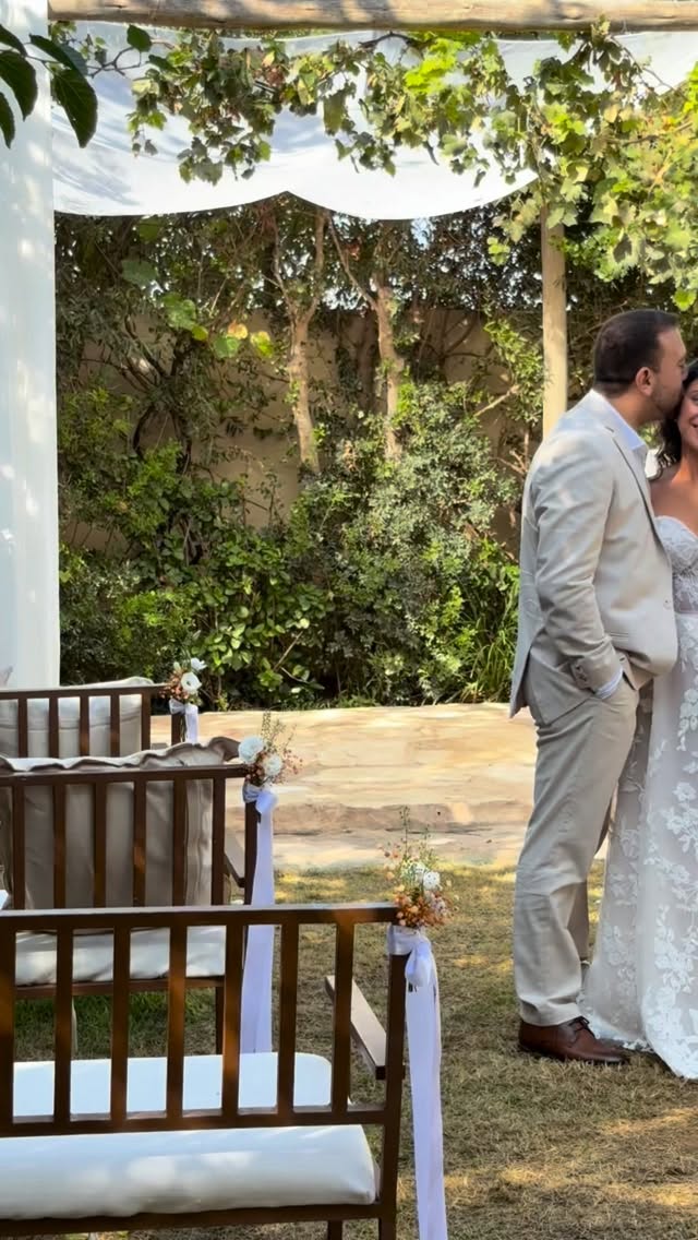 3 דברים שחייבים לעשות לפני פגישה עם מעצבת אירועים :
1. ניתוח כלכלי - כמה תקציב יש לכם בשביל העיצוב? אני ממש ממליצה להשתמש בטבלת ניהול תקציב - במידה ואין לכם אחד מוזמנים לכתוב לי ואשלח לכם טבלה חינמית!
2. חיפוש השראה - תנסו להבין מה אתם אוהבים. תכנסו לפינטרסט או לאולם אירועים שלכם באינסטגרם ותסתכלו מה אתם אוהבים ואפילו יותר חשוב - מה אתם לא אוהבים. שיעורי בית זה חשוב.
3. תיאום ציפיות - קודם כל עם הבן זוג ואם צריך אז גם עם ההורים. מה כל אחד אוהב, מה חשוב לכל אחד , וכמה מהתקציב יכול ללכת לזה מבחינתכם. זה הזמן להראות אחד לשני מה שמרתם בפינטרסט 😉