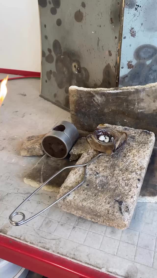 From sugar cravings to solid silver 🍬✨
This little jelly bean started as a wax carving, then was sand cast into sterling silver — every curve shaped by hand.
The pendant was made for a very special reason: a reminder of her second pregnancy and a very real (and very intense 😅) addiction to jelly beans. Sometimes jewellery isn’t just about sparkle — it’s about memories, phases of life, and the stories we carry with us.
Sweet cravings, captured forever in silver. 🤍
#silverbygolden #customjewellery #sterlingsilver #sentimentaljewellery #jewelleryatthewilmslowguild