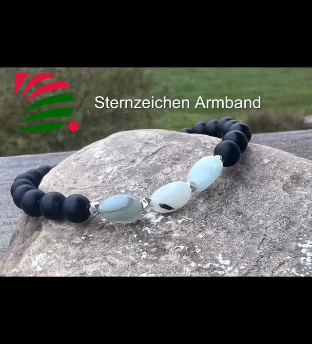 ♎ Waage – geführt von Venus
Manche Menschen betreten einen Raum – und plötzlich wird es stiller. Weicher. Schöner.
Das ist die Energie der Waage. 🌸
Dieses Armband aus Aquamarin & Onyx ist wie ein leiser Schwur an deine innere Balance.
💎 Aquamarin – Klarheit im Denken, Sanftheit im Ausdruck.
Wenn Worte Brücken bauen sollen statt Mauern.
🖤 Onyx – Erdung, Schutz, innere Stärke.
Damit du bei all deiner Feinfühligkeit standhaft bleibst.
Gemeinsam wirken sie wie Atem und Herzschlag:
Leichtigkeit & Tiefe. Harmonie & Kraft.
Und darüber wacht die Venus – die Hüterin von Liebe, Ästhetik und Selbstwert.
Nicht kitschig. Sondern kraftvoll schön.
Dieses Armband ist kein Accessoire.
Es ist eine Erinnerung:
✨ Du darfst in Balance sein.
✨ Du darfst dich zeigen.
✨ Du darfst wählen, was dir gut tut.
Handgefertigt mit 925 Silber, bewusst gewählt nach dem Medizinrad.
Für Frauen, die Harmonie nicht nur suchen – sondern verkörpern.
📩 Wenn es dich ruft, schreib mir.
Mitakuye Oyasin 💫