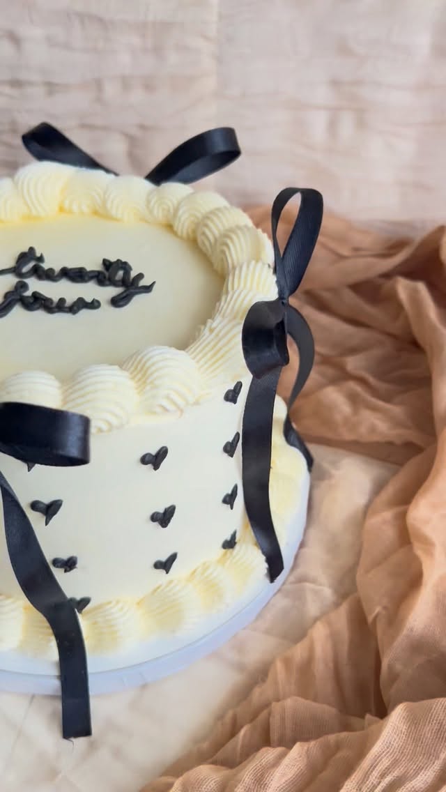 6 inch Vanilla cake for the birthday girl 🖤
#cakesofinstagram #cakedecorating #cake #cakesdartford
