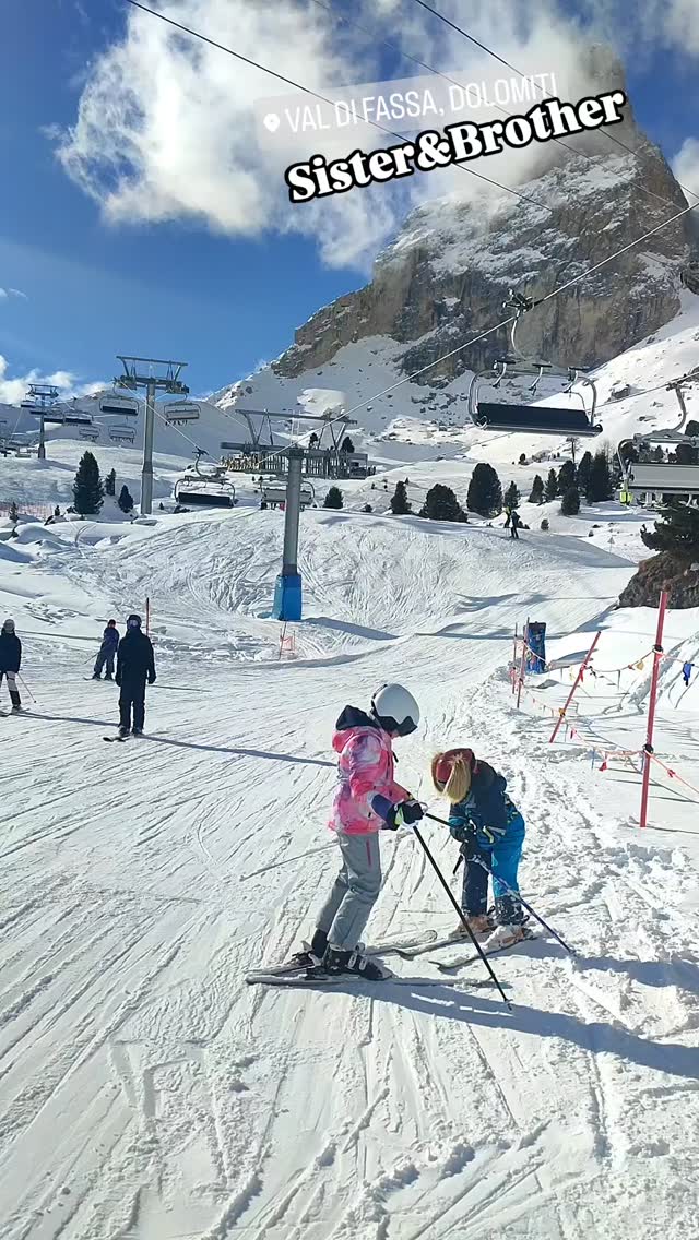 Love them to the moon & back 😍 🌙
#vimteamcz #visititaly #visitdolomites #valdifassa #sellaronda