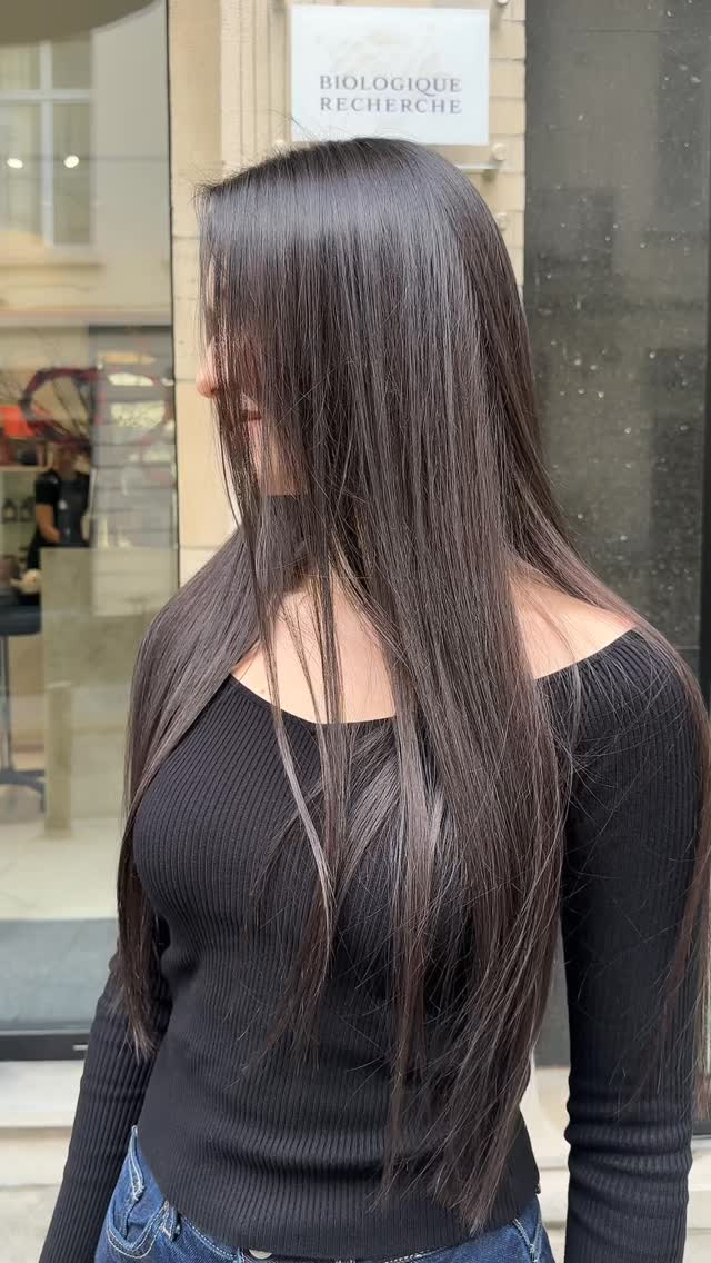 Not a filter.
Not lamination.
Not magic.
This is healthy, dense, professionally colored hair.
Shine you can see from the street ✨