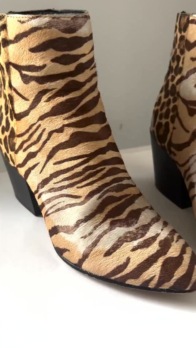 Wait for it … 👀
These @dolcegabbana pony hair boots were restored matching the original tone, depth and texture 💫
#theseamfixedit #theseam #makers #leatherrestoration #sustainablefashion