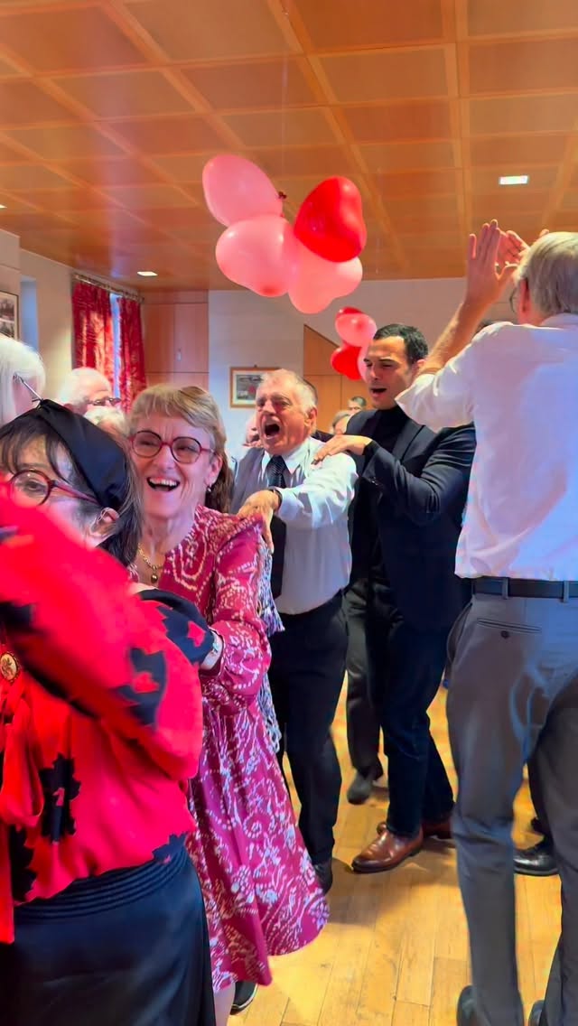 Danse avec nos stars ✨
À Levallois, l’énergie n’a pas d’âge 🕺💃💛
#dals #levallois #goodvibes #danse