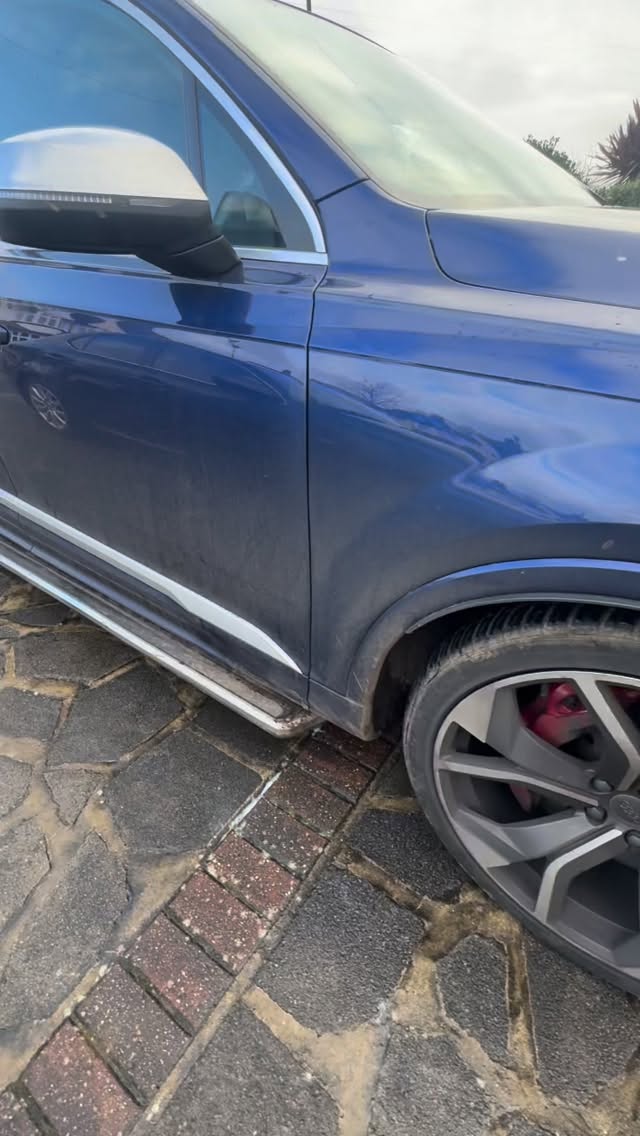 From flat to fab in a vibrant blue Audi SQ7 looking sharp#audisq7 #washing #detailing #eltham