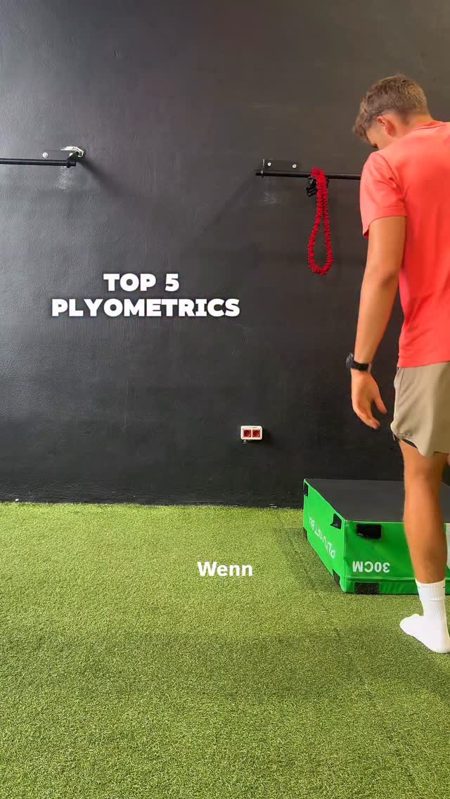 Meine Top 5 Plyometrics 🤞🏻
Laufen besteht aus vielen kleinen Sprüngen, vom linken Bein auf das rechte Bein und so weiter. Zwischen jedem Bodenkontakt sind beide Füße zeitweise in der Luft. Wer also besser werden will beim Laufen (bei diesen kleinen Sprüngen von einem Bein aufs andere), der sollte auch besser werden im Springen.
Umsetzung‼️
* Den Boden „attackieren“ → kraftvoll und so reaktiv wie möglich landen & abdrücken�
* Genügend Pause (ca. 2 Minuten) zwischen den Sätzen, damit du frisch genug bist, um wirklich explosiv zu sein�
* Plyometrics nach dem Warm-up und vor dem Kraftteil�
* Genügend Pause zwischen den Plyometric-Sessions (48 Stunden)