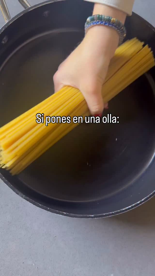 La pasta que se cocina en una sola olla 🍝✨
Para esos días en los que quieres algo delicioso, fresco y sin ensuciar media cocina.
✨ Para 4 porciones necesitas:
• 340 g de linguine o spaghetti (12 oz)
• 1 taza de jitomate cherry, partidos a la mitad
1 cucharada de pasta de tomate
• 2–3 ramitas de albahaca + un poco extra para terminar
• 2 tazas de espinaca baby
• 2 cucharadas de aceite de oliva extra virgen
• 1½ cucharadita de sal
• ¼ cucharadita de pimienta (opcional)
• 4 tazas de caldo de verduras
1/2 taza de crema
• 60 g de queso parmesano rallado (al final)
👩🏻🍳 Todo va a la olla: pasta, jitomate, pasta de tomate, crema, albacaha, sal, espinaca acas y caldo
Hierve a fuego medio-alto moviendo para que no se pegue.
En 9–10 minutos el agua se reduce y se forma una salsita natural.
Sieve con queso parmesano.
Disfruta