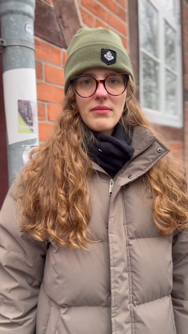 Fast 50 Angriffe auf CSDs in 2025.
Während queerfeindliche Gewalt steigt, wird der Aktionsplan Queeres Leben von der Regierung für beendet erklärt, obwohl viele Maßnahmen noch nicht umgesetzt sind.
Ein queerfreundliches Deutschland darf kein leeres Versprechen bleiben.
Wir sagen: Wegsehen ist keine Option.
Unterstützt die Petition von @luna.moebius & Nadine Primo ✊🏳️🌈 (Link in Bio)
Und schreibt in die Kommentare, wo man sich bei euch vor Ort engagieren kann.
#CSD #QueeresLeben #Solidarität #Menschenrechte #QueeresLebenbleibt