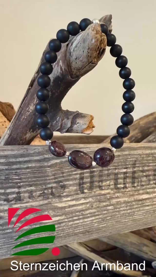 🌞 Sternzeichen-Armband für Löwen – mit der kraftvollen Energie der Sonne 🌞
Du bist ein charismatischer Löwe und suchst ein Schmuckstück, das deine Stärke und Lebensfreude widerspiegelt?
Dieses handgefertigte Armband ist wie für dich gemacht! 💫
🔹 Indianische oder klassische Horoskop-Steine:
🤍 Besonderheit: Der Granat ist nach dem indianischen Medizinrad gewählt und trägt die Energie deines Sternzeichens.
(Wahlweise auch mit klassischen Tierkreiszeichen-Steinen erhältlich.)
🔹 Aufgeladen mit Sonnenenergie:
Die Sonne – Symbol für Vitalität, Selbstbewusstsein und strahlende Kraft – verstärkt die Wirkung dieses Armbands und unterstützt dich dabei, deine innere Stärke zu entfalten.
💎 Individuell und bedeutungsvoll:
Jedes Armband wird aus hochwertigen Steinen gefertigt und ist speziell auf die Bedürfnisse des Sternzeichens Löwe abgestimmt.
Steine: Granat & Onyx (poliert)
Facettierte Zwischenperlen aus 925 Silber
Granat
• Lebenskraft & Leidenschaft: Der Granat stärkt deine Energie und hilft dir, mit Begeisterung und Leidenschaft durchs Leben zu gehen.
• Mut & Selbstvertrauen: Fördert Entschlossenheit und hilft, innere Blockaden zu überwinden.
• Transformation & Wachstum: Unterstützt dich in Zeiten des Wandels und gibt dir die Kraft, an Herausforderungen zu wachsen.
• Erdung & Stabilität: Bringt Balance und hilft dir, in deiner Mitte zu bleiben.
Onyx (poliert)
• Stärkung & Schutz: Der Onyx gilt als Schutzstein, der negative Energien abwehrt und innere Stabilität bringt.
• Selbstbewusstsein & Mut: Fördert das Selbstvertrauen und hilft dir, Herausforderungen mit Entschlossenheit zu meistern.
• Erdung & innere Stärke: Unterstützt die Verbindung zu deinen Wurzeln und hilft, in stressigen Zeiten gelassen zu bleiben.
• Disziplin & Zielstrebigkeit: Stärkt den Willen und die Ausdauer, um langfristige Vorhaben zu verwirklichen.
✨ Zusammengefasst: Der Granat schenkt Lebensenergie und Leidenschaft, während der Onyx Schutz und innere Stärke bietet – eine perfekte Kombination für den Löwen, der mit Mut und Strahlkraft durchs Leben geht.