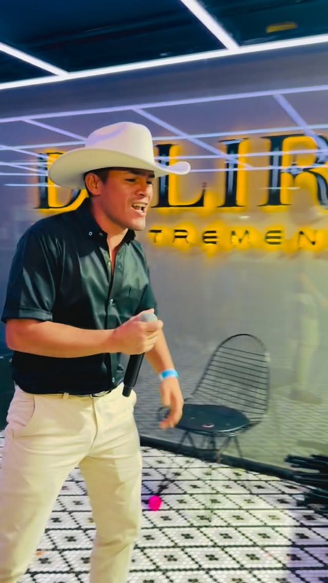 “Que nunca te falte el valor de dar el beneficio de la duda, porque en el amor y en la música, solo los que se arriesgan logran cantar su verdad con el alma.” #grupofirme #colombia #caballos #viralreels #bucaramanga @grupofirme @delirio_bga