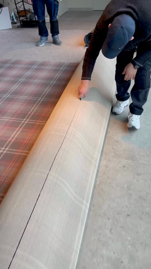 Wanneer een ruimte haar zachte laag krijgt, verandert architectuur in beleving.
In deze landelijke villa installeerden we een geweven tartan tapijt dat architectuur, textuur en comfort in één lijn brengt.
Van trap tot zolderkamer: het ritme van het patroon
verbindt de niveaus, versterkt de zichtlijnen
en geeft elke ruimte een warme, gelaagde identiteit.
De diepte van de kleuren, de tactiliteit van het geweven oppervlak; dit is interieurdesign dat niet alleen gezien wordt, maar ervaren.
#interieur #tartan #countryhomes #interieurstyling