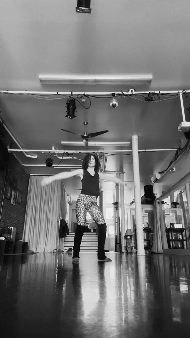 I was so excited to hold the first of my 4-week Beginning Contemporary Fusion dance class at The Umbrella Art Center this Wednesday. Three weeks left to get your dance on in this creative class combining beginning dance technique and choreography.
Music: “Massive” by Drake.
#dance #adultdanceclasses #danceteacher #contemporarydance #beginnerdance