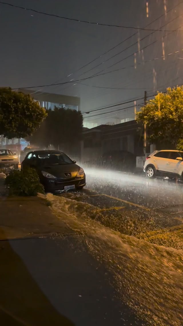 VOLTA A CHOVER FORTE EM RIO PRETO
A chuva voltou a cair com intensidade na noite desta segunda-feira (23) e atingiu principalmente a área central de Rio Preto. Em poucos minutos, o volume provocou enxurradas em ruas da região e reduziu a visibilidade de motoristas. Mais informações no Portal Guilherme Baffi