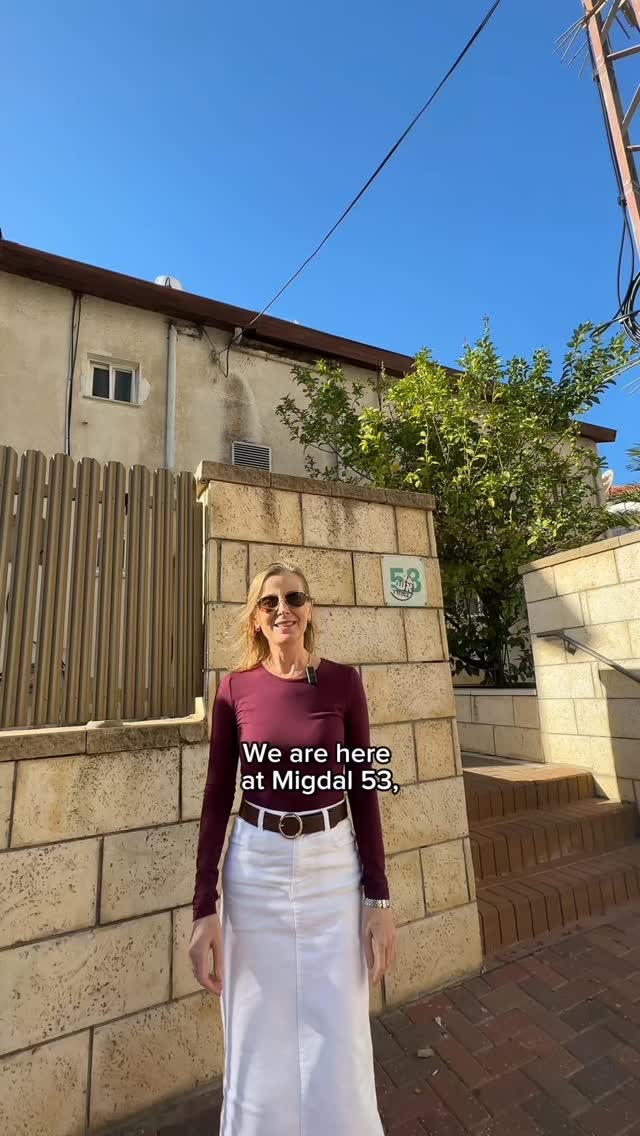 Estamos muy emocionados de presentarles lo que pronto serán dos hermosos edificios boutique en el corazón de Ra’anana.
Estos dos nuevos proyectos combinan lujo e innovación con un diseño urbano cuidadosamente pensado, incorporando materiales que evocan tanto el entorno natural como el encanto atemporal de Ra’anana.
Ubicados en una calle tranquila, cerca de la principal calle Ahuza de la ciudad, estos proyectos cuentan con una ubicación ideal.
Aspectos destacados del proyecto:
🏡 Amplios departamentos de 3 a 5 ambientes con grandes balcones, además de exclusivos penthouses
💵 Precios desde 3,100,000 NIS
🗓️ Condiciones de pago: ¡Solo 7% al firmar!
👷 Desarrollador: Giant Group, líderes en renovación urbana de calidad en todo Israel
Para más detalles, envíanos un mensaje directo o llámanos.