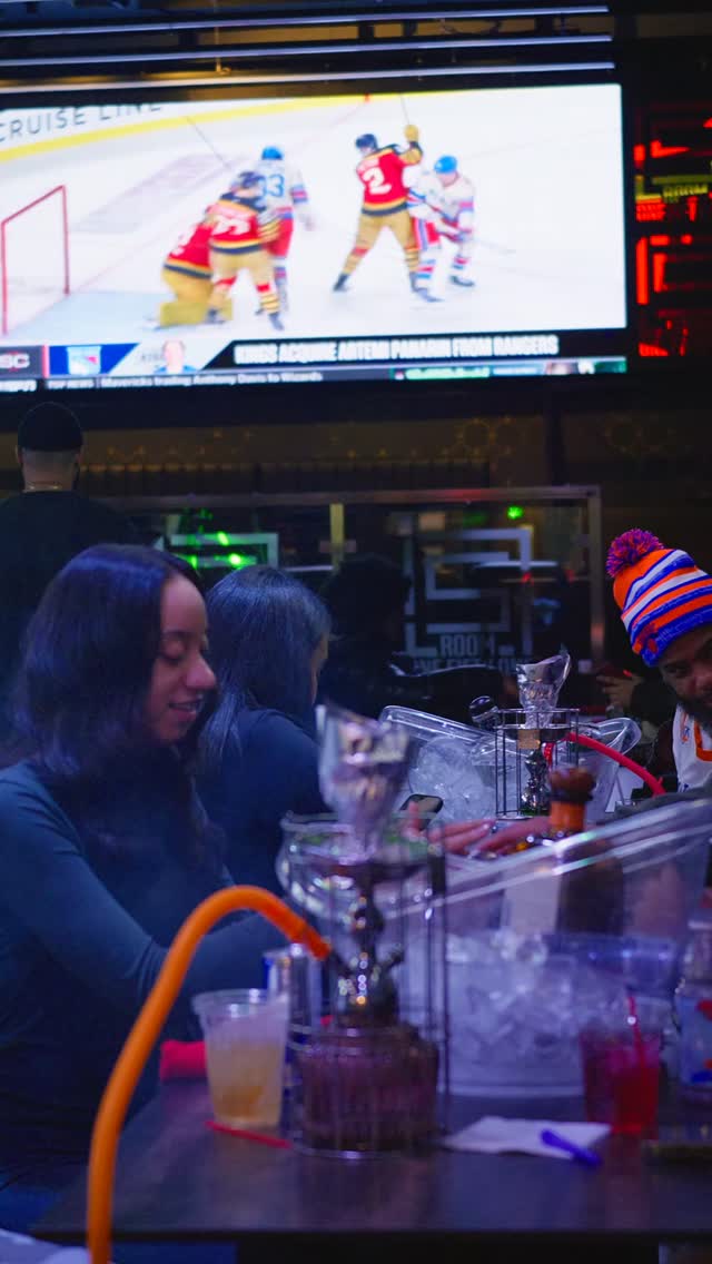 En Room 151k las familias se reúnen para disfrutar una noche juntos. Ambiente dominicano con toque neoyorquino 🍽️