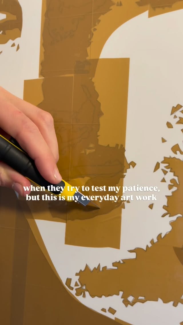 « “La patience est une vertu qui s’acquiert avec de la patience. »
.
Parce que quand je crée, j’oublie tout
Parce que quand je crée, les heures passent comme des secondes
Parce que quand je crée, je me sens libre
Parce que quand je crée, le silence devient musique
Parce que quand je crée, je touche à l’essentiel
Parce que quand je crée, tout devient possible
.
L’art a toujours été une évidence dans ma vie ; je me suis construite à travers lui. Prendre le temps de créer est, à chaque instant, une véritable révélation.
.
#artcontemporary #tapeart #scotch #collage #paulinefillioux