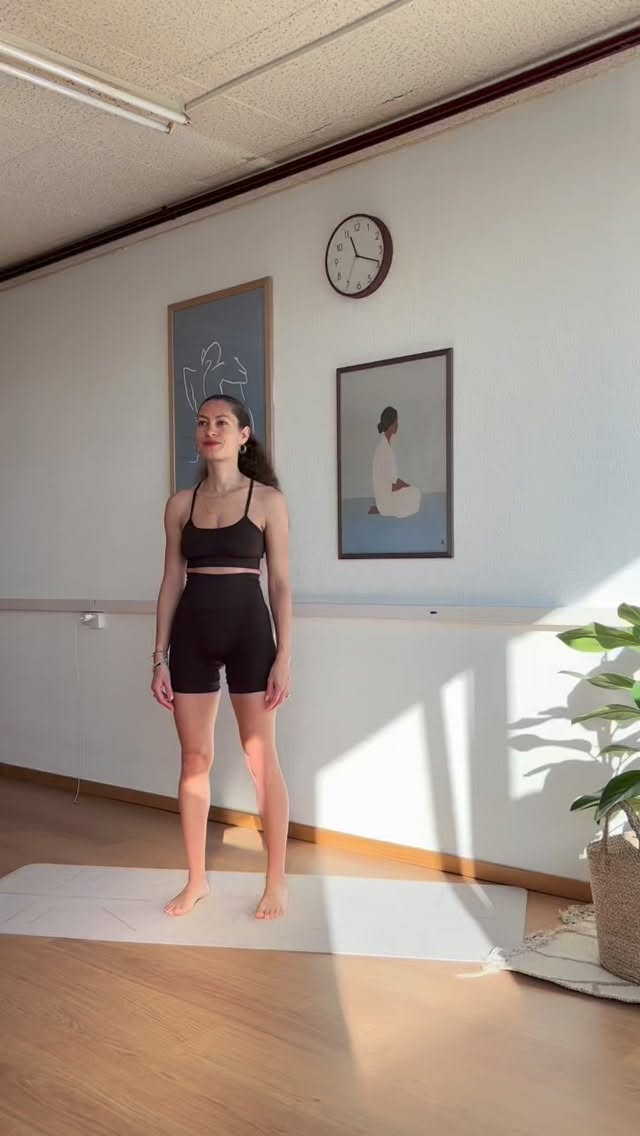 Étire les côtés, ouvre l’espace ✨
Ce flow debout vient délier les flancs, libérer la respiration et redonner de la longueur au corps.
On crée de l’espace entre les côtes, on laisse le souffle circuler, on s’ancre dans les pieds pour mieux s’élever.
Respire profondément. Allonge. Relâche.
Ton corps adore quand tu lui offres de la place.
Mon ensemble vient de chez @prozisfrance @prozis✨
#yoga #yogateacher #yogapractice #yogaflow #yogaposes