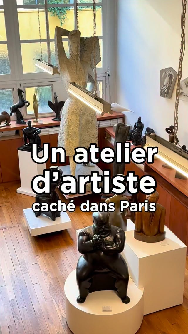 Nichée dans une impasse discrète du 14e arrondissement de Paris, la Villa Seurat cache l’atelier de la sculptrice Chana Orloff. Construit en 1926 par Auguste Perret, cet espace lumineux est classé Maison des Illustres. Chana Orloff y a vécu et travaillé pendant plus de quarante ans. À l’intérieur, on découvre près de 200 sculptures et des centaines de dessins, créés sur place.
Née dans le sud-est de l’Ukraine, dans une famille juive, elle arrive à Paris en 1910 au départ pour apprendre la couture. Finalement, elle se tournera vers la sculpture. En 1916, elle épouse le poète polonais Ary Justman. Ils auront un fils, Élie, surnommé Didi. Au rez-de-chaussée du bâtiment, un espace avec une immense verrière donne sur la rue : parfait pour montrer ses œuvres et recevoir ses visiteurs. À l’arrière, son espace de création est éclairé par le haut, idéal pour sculpter portraits et figures. À l’étage, une galerie permet d’observer les sculptures en plongée. Un lieu qui reflète sa vie d’artiste — simple, intense, et totalement dédiée à la création.
———————
📍Ateliers Chana Orloff
7 bis villa Seurat - Paris 14
Plein tarif : 10€/ Tarif réduit : 8€
Horaires d’ouverture et réservation sur chana-orloff.org
#parissecret #pariscaché #paris14 #atelierdartiste #sculpture_art