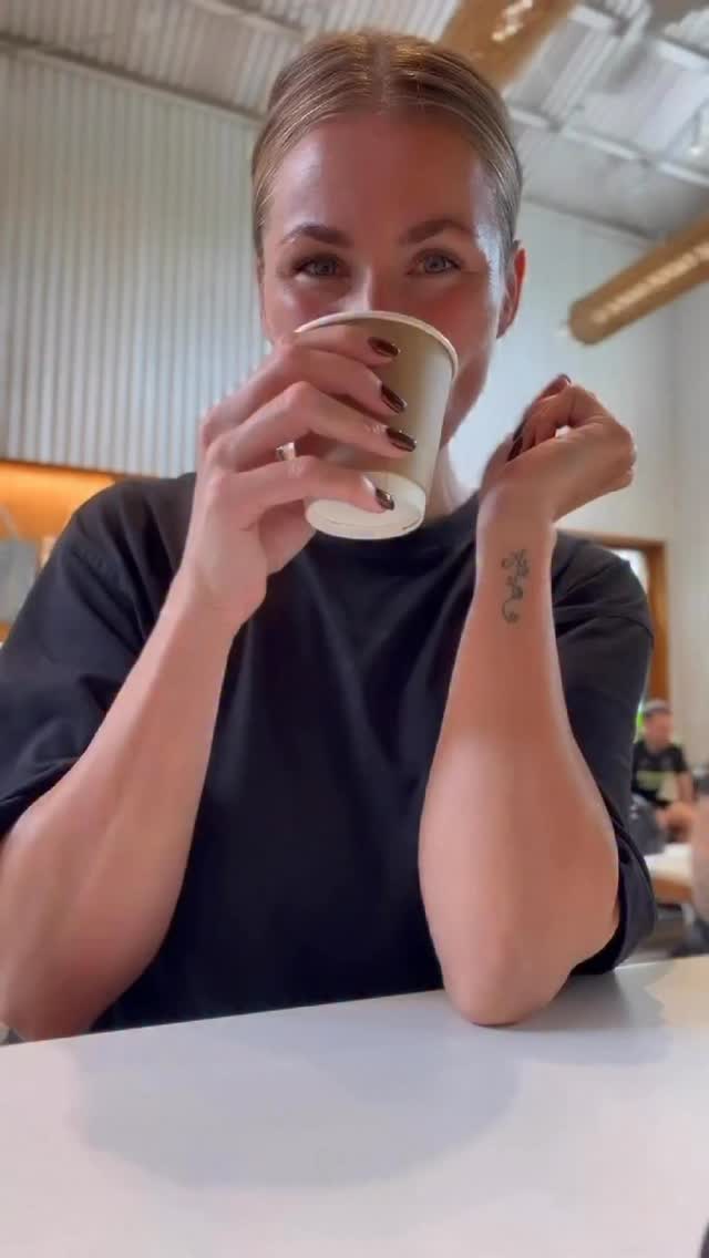 We zijn gewend geraakt aan een manier van leven die niet vóór ons, maar tegen ons werkt.
Zwaar bewerkt voedsel eten is normaal 🍟
Suikervrij eten is “extreem”.
Urenlang naar een laptopscherm staren is normaal.
Je leven inrichten volgens je Human Design is “extreem”.
Altijd bereikbaar zijn is normaal 🤳🏽en rust nemen zonder reden wordt gezien als luxe.
Dagenlang achter een laptop, leeggezogen van energie, is normaal.
Je hart volgen en ergens wonen of werken waar jij tot leven komt is “extreem”.
Wat als we het zijn gaan omdraaien?
Rusten is geen luxe.
Leven op een manier die klopt met jouw design en energie is niet extreem.
Werk doen waar je blij van wordt is niet extreem.
Verlangen naar een relatie waarin je je diep verbonden voelt, is niet extreem.
Je eigen pad kiezen is niet extreem.
Wat wél extreem is?
Blijven leven tegen je eigen natuur in.
Tijd om “extreem” weer normaal te maken darling ❤️🔥