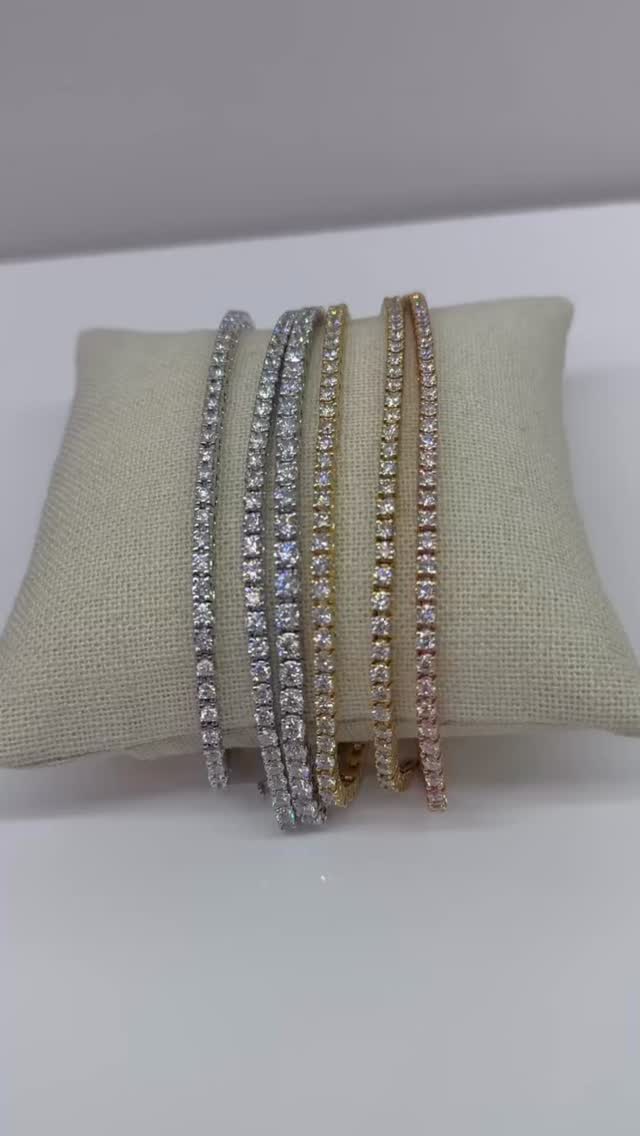 18K Tennis Bracelets in pink, yellow & white gold ā because stacking is a love language šāØ
From delicate 2mm diamonds for that everyday glow to bold 4mm+ stones that make a statement, these tennis bracelets are designed to layer, mix, and shine from every angle.
š Pink Gold ā Soft, romantic warmth that elevates your stack.
š Yellow Gold ā Classic luxury with rich contrast against brilliant diamonds.
š¤ White Gold ā Sleek, icy sparkle that catches every light.
Wear one for minimal chic⦠or stack two (or three) to create your signature wrist story. Different diamond sizes = dimension, depth, and serious sparkle.
Which combo are you stacking ā mixed metals or keeping it monochrome? š
#TennisBracelet #DiamondStack #18KGold #LuxuryJewelry #BraceletStack