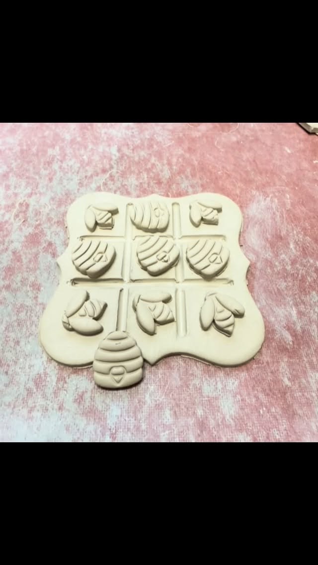 Dreaming of Spring! This #honeybee inspired tic tac toe board is making me dream of warm sunshine and wildflowers. #handbuiltceramics #slabbuiltceramics #tutorial #honey