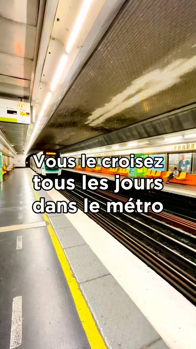 Aujourd’hui, je vous emmène dans le Métro 🚇 à la rencontre d’un animal que vous avez certainement croisé pendant vos trajets. Vous voyez de qui je parle. C’est lui Serge 🐰 le “Lapin du métro”, mais connaissez-vous son histoire ? Cette petite mascotte de prévention existe depuis longtemps : elle est née en 1977. À l’origine, elle a été créée par la dessinatrice Anne Le Lagadec pour parler aux enfants — et aux parents — des dangers liés à la fermeture des portes du métro. Mais Serge évolue avec son temps et change de look en 1986, sous le trait de crayon du dessinateur Serge Maury dont il prend le prénom. En 2014, avec l’arrivée des portes palières, la RATP demande à une agence de rhabiller serge : un look plus actuel en tee-shirt et baskets. On le retrouve maintenant sur les escaliers mécaniques pour nous rappeler de ne pas coller ses pieds au bord. Bref, Serge le Lapin 🐰, c’est le pote sécurité des voyageurs. Il a même sa boutique de goodies sur le web et son compte sur X si vous voulez prendre de ses nouvelles. Et retrouvez plus d’histoire insolite sur Paris en suivant ce compte.
#metroparisien #metroparis #histoiredeparis #parisinsolite #ratp