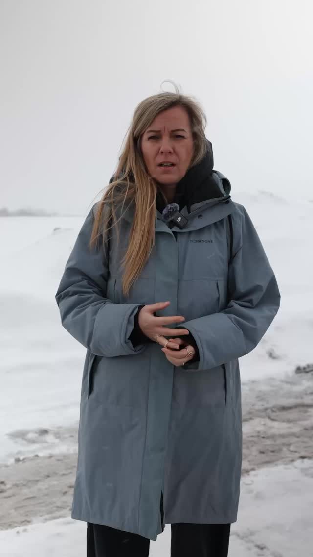 Dzīve pie frontes ir nežēlīga, bet bērnību vēl neviens vēl nav atcēlis. Bērni mācās skolu pagrabos un gatavojas savai dzīvei.
Paldies LMT par kārtējo ziedojumu Ukrainas bērnu labā - interaktīvās tāfeles, datori, monitori, drukas iekārtas un mobilās uzlādes stacijas ļauj skolu pagrabos īstenot mūsdienīgu mācību procesu, neskatoties uz vājprātu, kas norisinās virszemē. Ukrainas robežu aizstāv šo bērnu tēvi.
Palīdzi arī Tu!
👉 aizvedmani.lv 🇺🇦