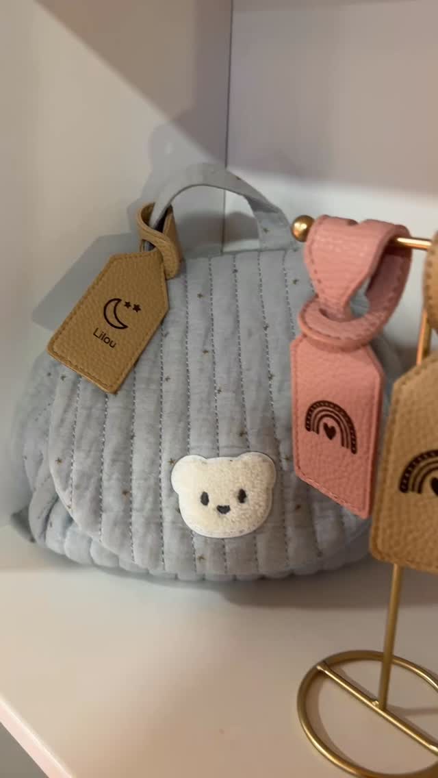 Kleine Rucksäcke.
Große Abenteuer. 👶
Unsere Rucksack-Tags für Kids begleiten sie überall –
in den Kindergarten, zu Oma oder auf ihre ersten kleinen Entdeckungsreisen.
✨ Damit nichts verloren geht
✨ Und alles sofort wiedergefunden wird
✨ Mit ganz viel Liebe zum Detail
Für alles, was deinem Kind wichtig ist.
#kidsaccessoires #rucksackliebe #krippenkind #kindergartenkind #personalisierbar