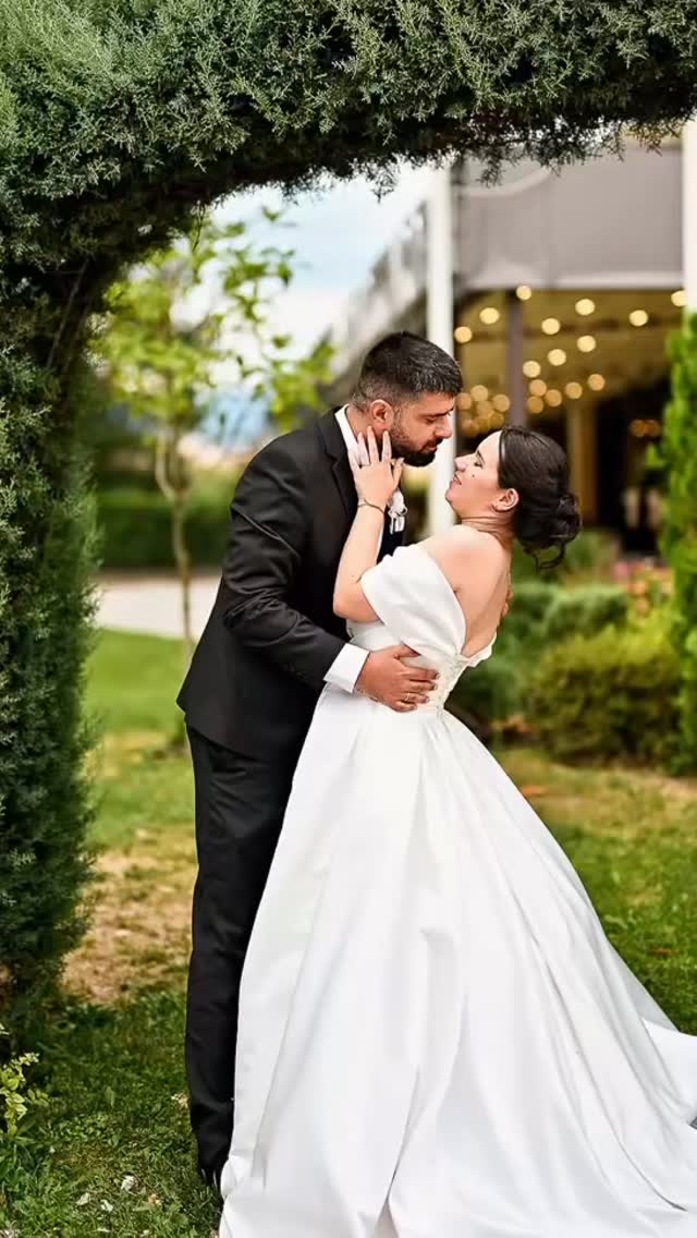 Tереза и Ивайло 🤍
Ден, изпълнен с тиха нежност, смях през сълзи и онези погледи, които казват всичко без думи.
Любов, която не се показва — тя просто се усеща.
Благодаря ви, че ми се доверихте да разкажа вашата история такава, каквато е-истинска.#сватбенафотография#сватбенфотограф #сватбенафотосесия #weddinginspiration #weddingvelikoturnovo