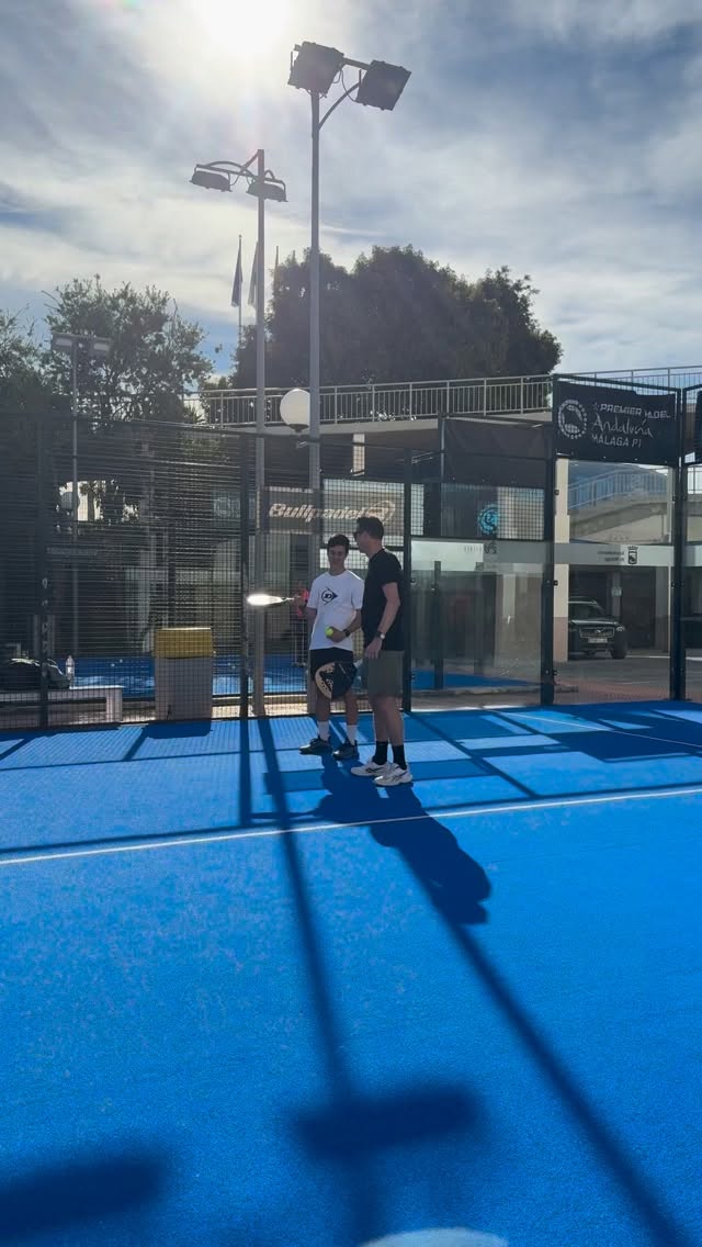 🎯 Wil je een dodelijke volley slaan? Begin met een hoge voorbereiding!
Een goede volley begint niet bij het raken van de bal… maar bij je voorbereiding.
👉 Zorg dat je racket hoog klaar staat
👉 Speel de bal van hoog naar laag
👉 Haal je kracht uit je benen
Heb je tijd? Stap dan in naar de bal.
Door in te stappen zet je extra druk en neem je het net écht over.
Heb je minder tijd?
👉 Zorg dan dat je stabiel staat
👉 Knieën licht gebogen
👉 Gewicht iets naar voren
Stabiliteit is key. Zonder balans geen controle.
En vergeet dit niet 👇
💪 Sterke buikspieren helpen enorm bij je volley.
Je core zorgt voor stabiliteit, controle en het goed overbrengen van kracht vanuit je benen naar je racket.
Dus:
Hoge voorbereiding + kracht uit je benen + stabiele core = een lage, lastige bal voor je tegenstander👌💥