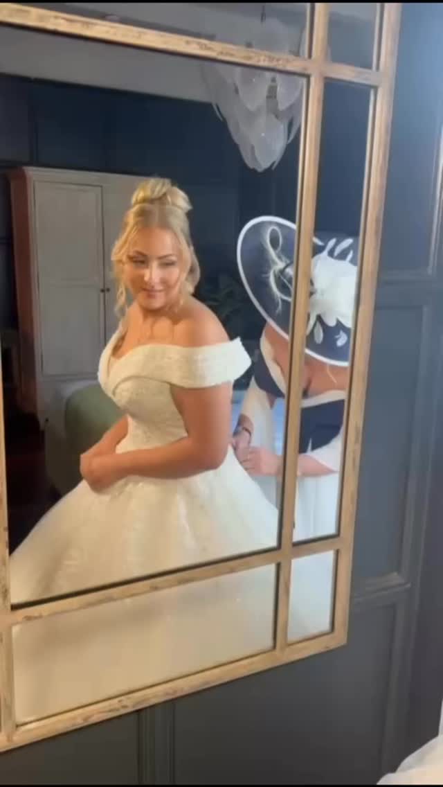 Her mother-in-law helping with the dress 🤍
The garter moment.
The veil placed.
The final look.
It’s never just glam… it’s memories being made ✨
So grateful to witness moments like this.
2026 brides my diary is open 🤍
#BridalHair #BridalMakeup #NorthEastMUA #WeddingMorning #VeilMoment LuxuryBridal UKBride AwardWinningArtist BridalPrep