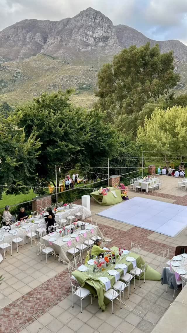 It doesn’t matter if it rains or shines, today’s the day you marry your best friend 🩵💚💛💖
#bestweddingfood #oliverock #gardenwedding #outdoorwedding
@anlah_floral_artistry
@foreverandalwaysevents_sa
@saweddings
@pinkbooksa_
@tulbagh