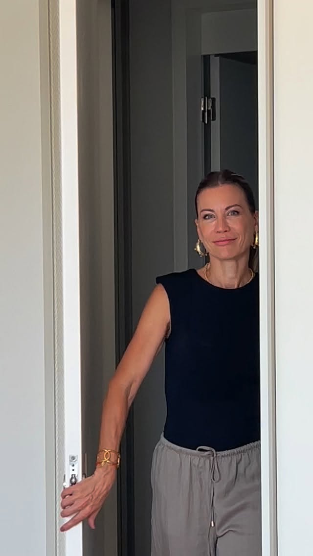 A mágica da marcenaria inteligente! ✨
Neste quarto de adolescente, a bancada se transforma:
✅ Dia: Foco total nos estudos com o espelho devidamente escondido.
✅ Noite: Camarim completo com LED para o momento de autocuidado.
O segredo está no sistema de porta de correr que projetamos especialmente para este layout.
Ouvir os desejos da cliente e as necessidades da família é o que faz cada projeto ser único.
Produção - @divinoespacodecor @michelettomoveis
Gostaram dessa solução?
#arquiteturadeinteriores #quartodeadolescente #marcenariasobmedida #penteadeira #decoracaocriativa designinteriores solucoesemarcenaria quartoestudo