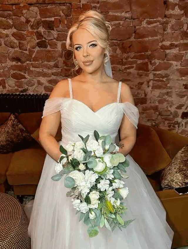 Confidence looks like this. 🤍
Loose updo. Soft face-framing.
Modern bridal glow.
#NorthEastBride #LuxuryBridalHair #BridalUpdo #AwardWinningMUA #weddingmorningtips